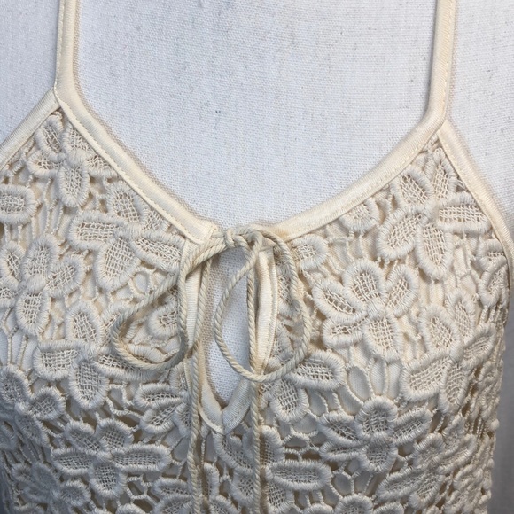 Summertime adorable cream top w/ beautiful flowers - Picture 2 of 3